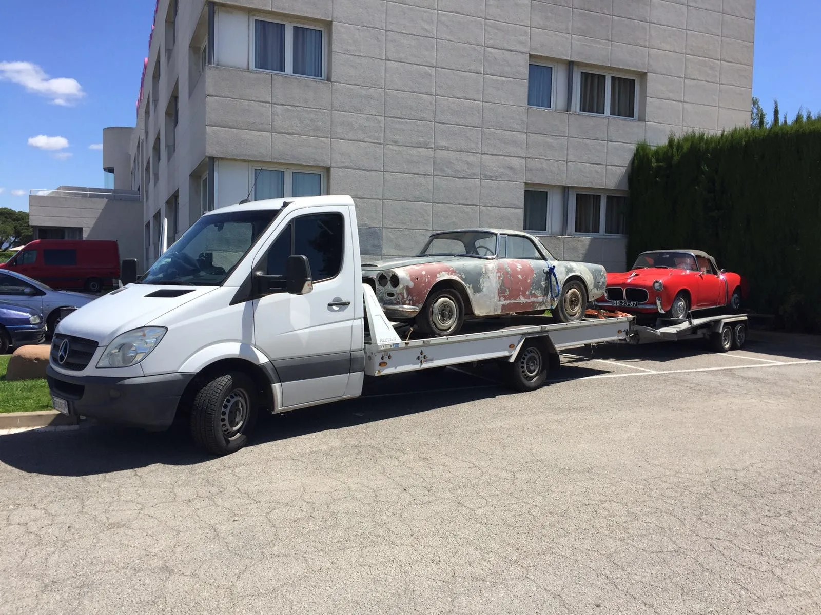 Carro attrezzi Mercedes Sprinter con due auto d'epoca da restaurare caricate - trasporto auto Liguria