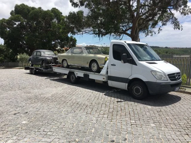 Carro attrezzi con due auto d'epoca
