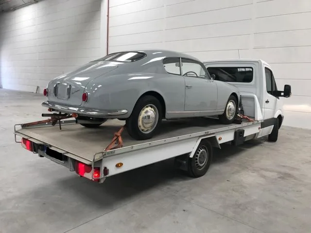 Carro attrezzi con Lancia Aurelia vista posteriore