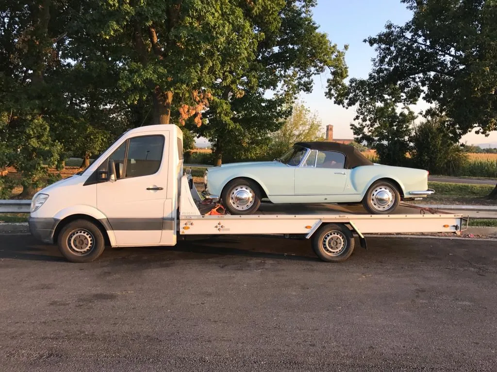 Carro attrezzi Mercedes Sprinter con Lancia Aurelia d'epoca caricata - trasporto auto Imperia