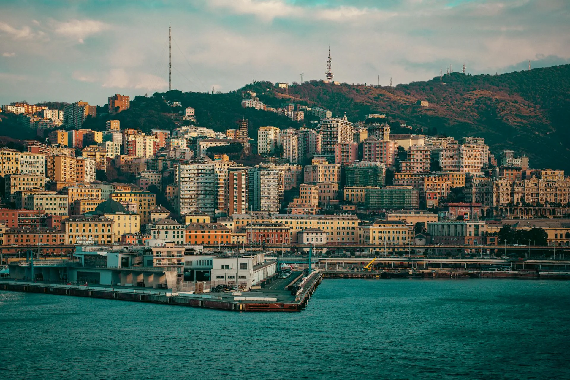 Vista del porto di Genova con la Stazione Marittima e il centro storico sulle colline