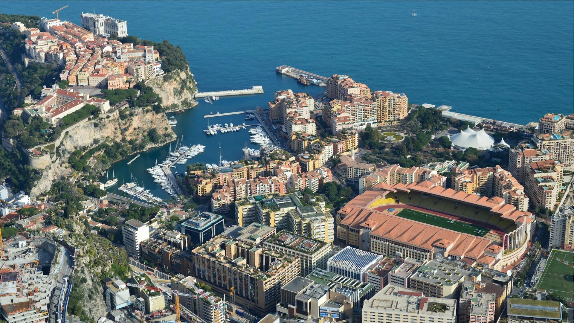 Vue aérienne de la Principauté de Monaco avec le port de Fontvieille et le palais du Prince