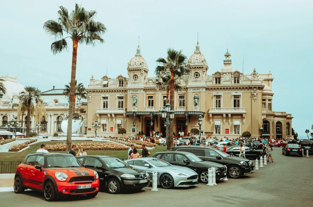 Façade du casino de Monte-Carlo avec automobiles