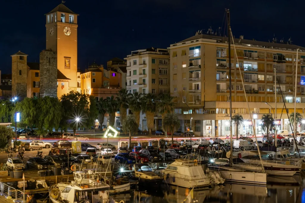Il porto di Savona di notte con la Torre del Brandale illuminata e le barche ormeggiate