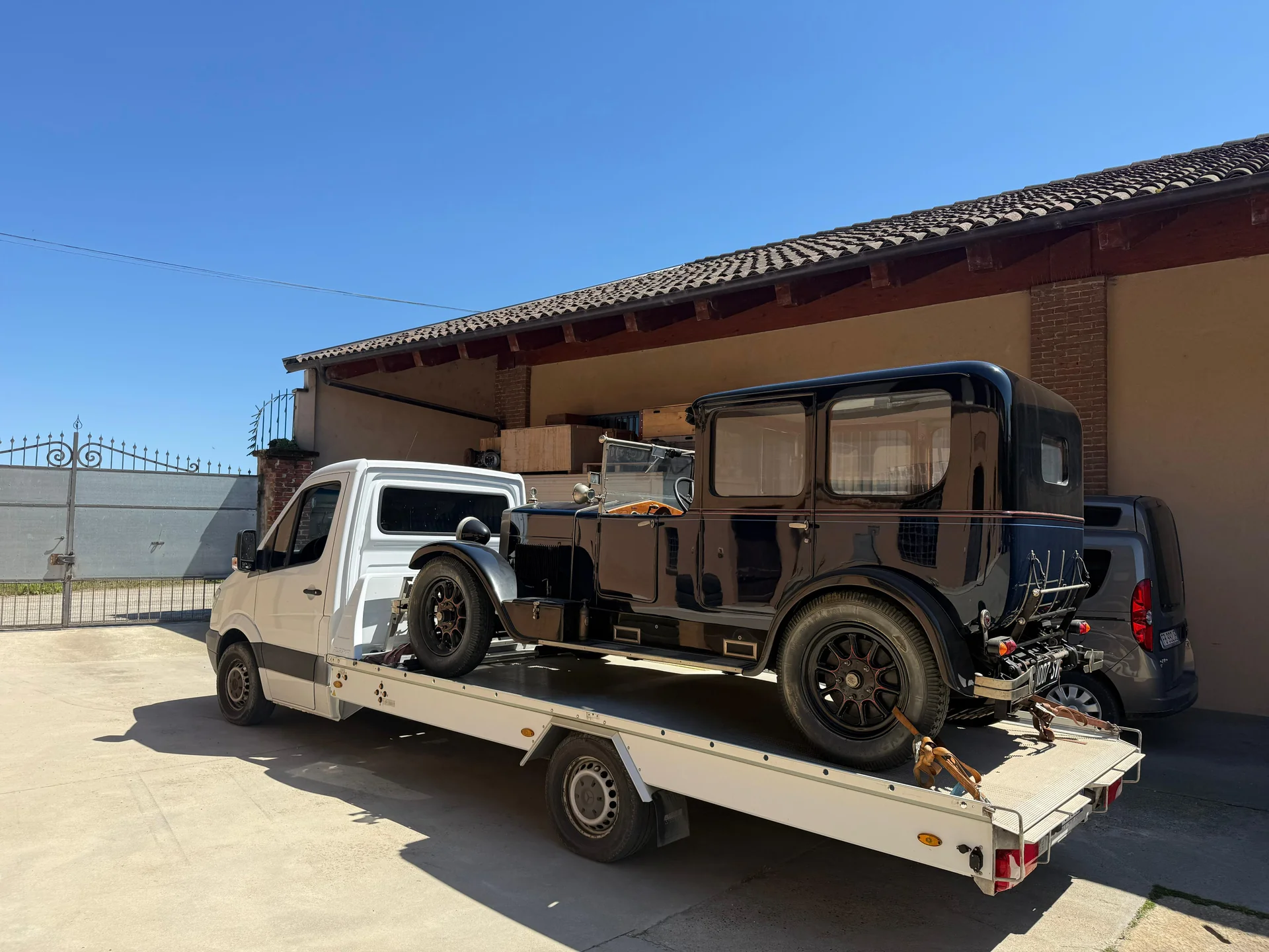 Bisarca Mercedes Sprinter con auto d'epoca caricata - vista tre quarti posteriore presso cascina