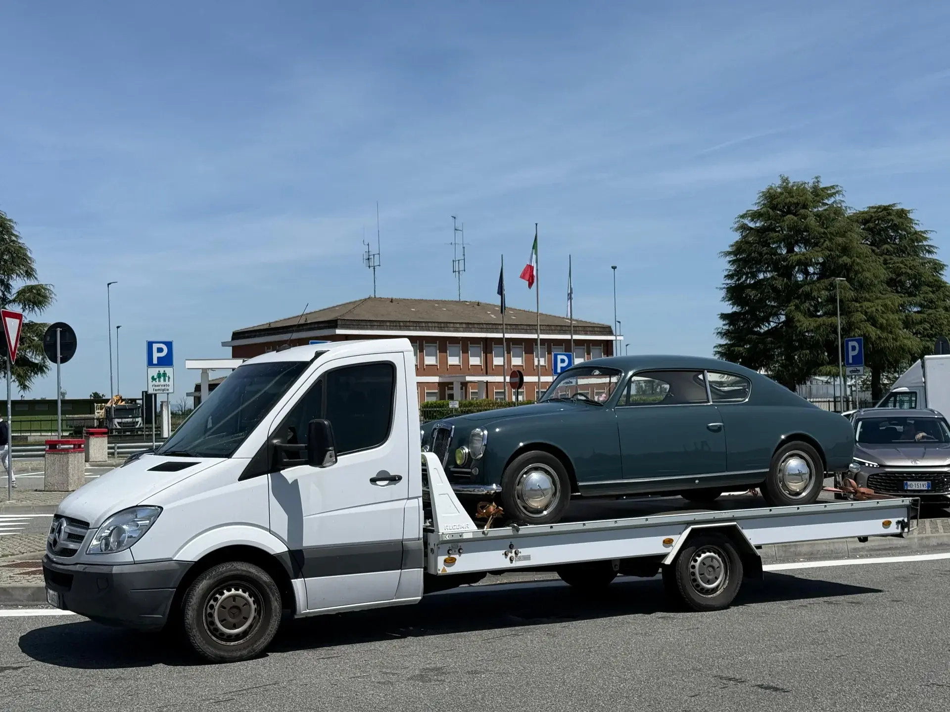 Lancia Aurelia B20 GT Serie 1 del 1951 verde petrolio vista frontale su bisarca Mercedes Sprinter di Rubino Express in un piazzale