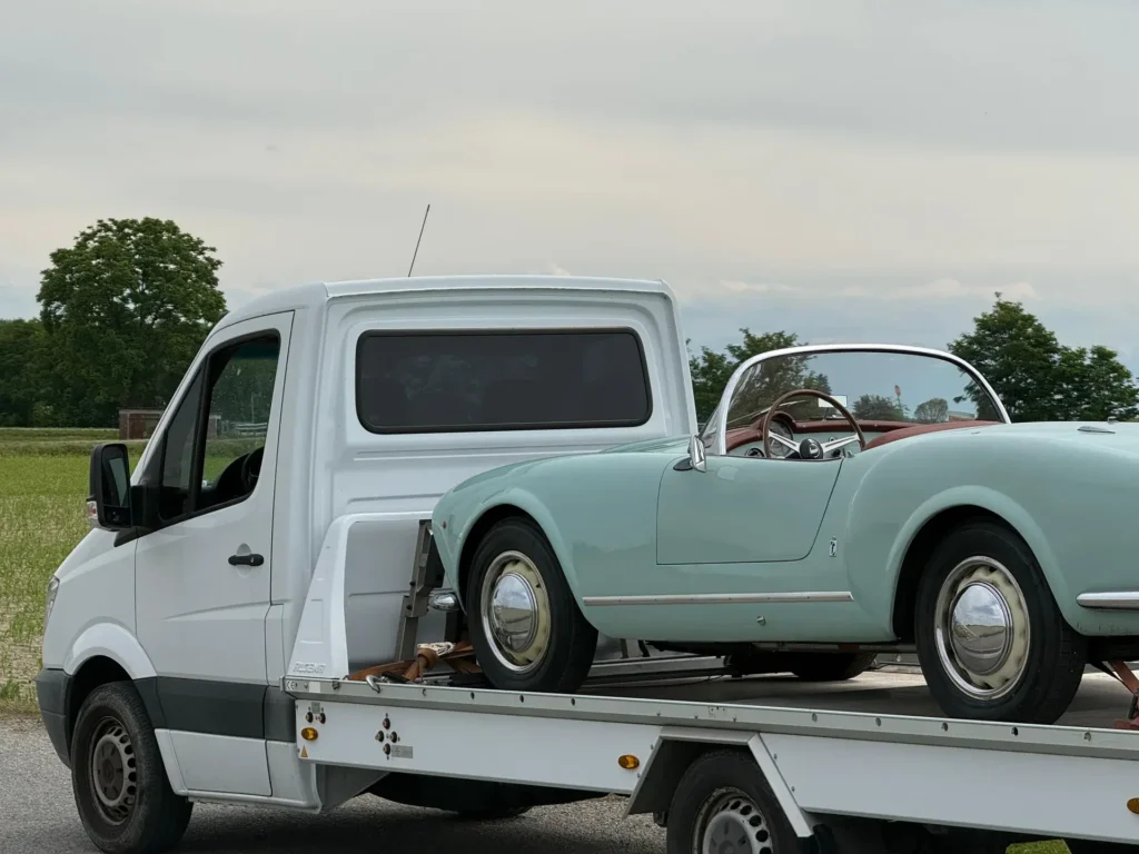 Lancia Aurelia B24 Spider America del 1955 verde acqua caricata sulla bisarca Mercedes Sprinter di Rubino Express, vista laterale ravvicinata